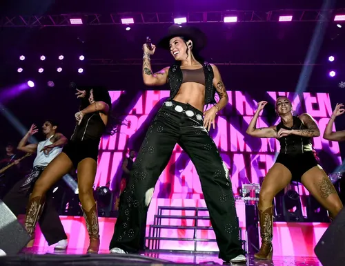 
					Ana Castela surpreende fãs durante tumulto após show no Rio; VÍDEO
				
				