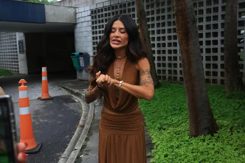 
					BBB 26: Aline Campos é recebida por fãs em 1ª aparição após eliminação
				
				