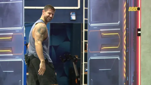 
					BBB 26: Ana Paula Renault ignora rixa e flerta com Jonas: 'Piranha'
				
				