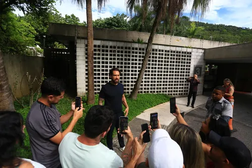 
					BBB 26: Brigido é recebido por fãs nos Estúdios Globo; FOTOS
				
				