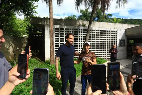 
					BBB 26: Brigido é recebido por fãs nos Estúdios Globo; FOTOS
				
				