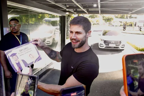 
					BBB 26: Jonas Sulzbach é surpreendido com diploma da 5ª série na Globo
				
				