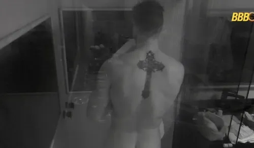 
					BBB 26: Jonas paga promessa e toma banho pelado
				
				