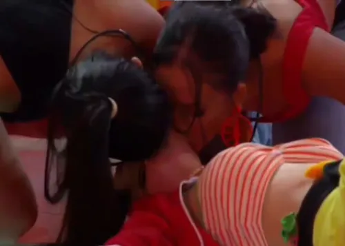 
					BBB 26: Jordana e Marciele trocam provocação e quase beijo agita web
				
				