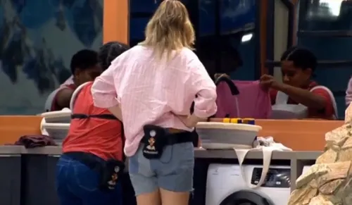 
					BBB 26: Milena se revolta após usarem roupa para limpar sujeira
				
				
