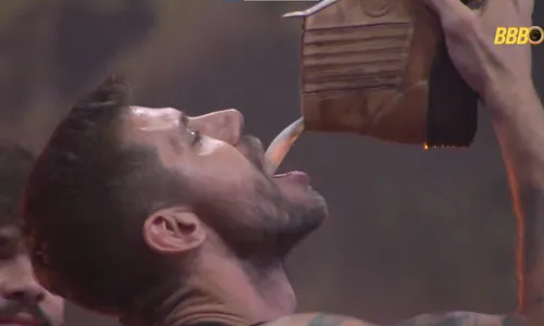 
					BBB 26: Sarah é detonada após servir drink na bota em festa: 'Nojenta'
				
				