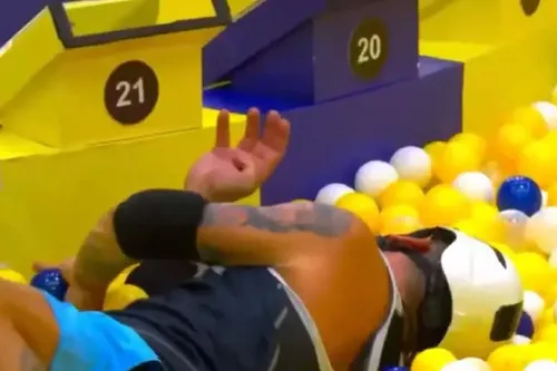 
					BBB 26: Henri Castelli é eliminado após 2 convulsões e internação
				
				