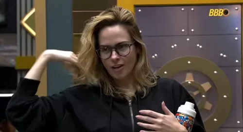 
					BBB: Ana Paula pega itens de Aline, cria 'regra do defunto' e dá aviso
				
				