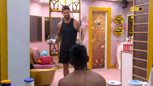 
					BBB: Leandro provoca Jonas e clima fica pesado no banheiro: 'Vergonha'
				
				