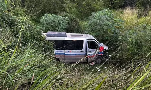
					Batida entre van e carro deixa feridos em rodovia na Bahia
				
				