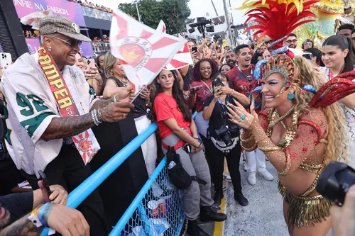 
					Beijão, dança e desfile: Lore Improta e Léo Santana brilham na Sapucaí
				
				
