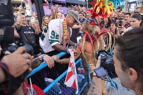 
					Beijão, dança e desfile: Lore Improta e Léo Santana brilham na Sapucaí
				
				