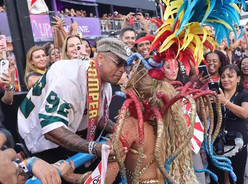 
					Beijão, dança e desfile: Lore Improta e Léo Santana brilham na Sapucaí
				
				