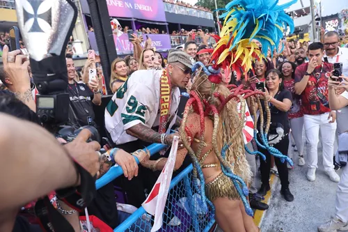 
					Beijão, dança e desfile: Lore Improta e Léo Santana brilham na Sapucaí
				
				