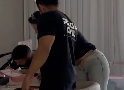 
					Bia Miranda quebra o silêncio após apreensão de dólares falsos
				
				