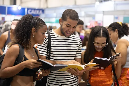 
					De Bienal do Livro a Ana Carolina: Agenda Cultural de Salvador e RMS
				
				