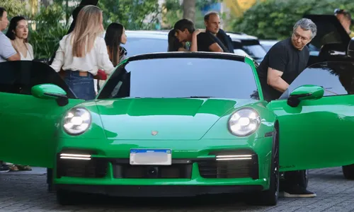 
					Boninho e Ana Furtado passeiam em carro de luxo de R$ 2 milhões
				
				