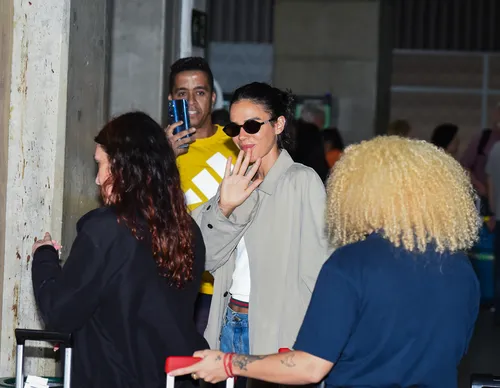 
					Bruna Marquezine chega ao Brasil com bolsa de R$ 17 mil; veja aerolook
				
				