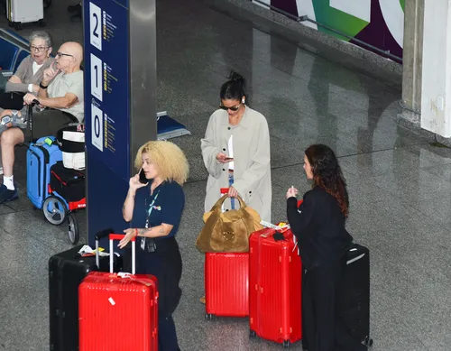 
					Bruna Marquezine chega ao Brasil com bolsa de R$ 17 mil; veja aerolook
				
				