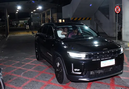 
					Famosos desembarcam em Salvador para o Carnaval 2026; FOTOS
				
				