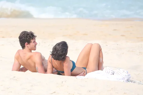 
					Bruna Marquezine e Shawn Mendes curtem praia com direito a 'mão boba'
				
				