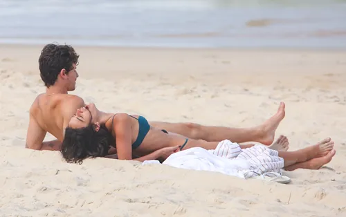 
					Bruna Marquezine e Shawn Mendes curtem praia com direito a 'mão boba'
				
				