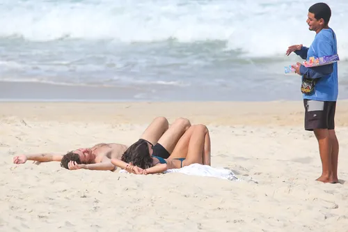 
					Bruna Marquezine e Shawn Mendes curtem praia com direito a 'mão boba'
				
				