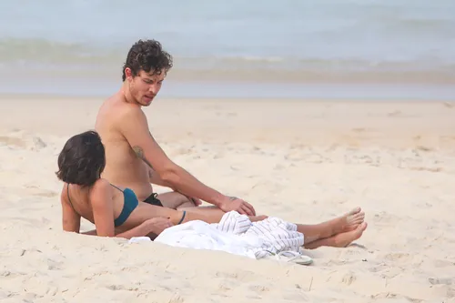 
					Bruna Marquezine e Shawn Mendes curtem praia com direito a 'mão boba'
				
				