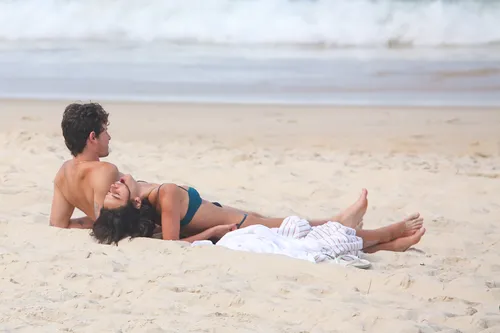 
					Bruna Marquezine e Shawn Mendes curtem praia com direito a 'mão boba'
				
				