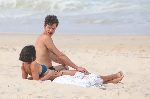 
					Bruna Marquezine e Shawn Mendes curtem praia com direito a 'mão boba'
				
				