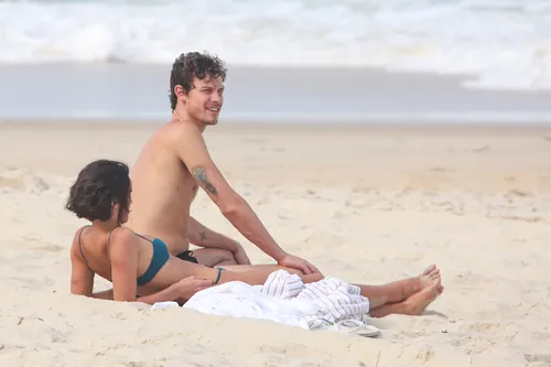 
					Bruna Marquezine e Shawn Mendes curtem praia com direito a 'mão boba'
				
				