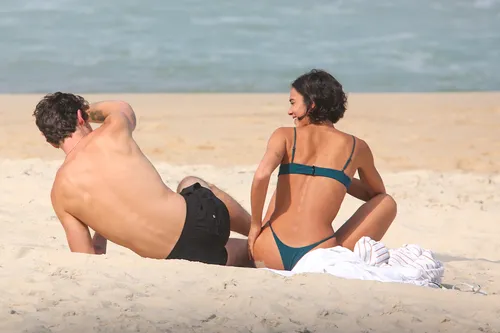 
					Bruna Marquezine e Shawn Mendes curtem praia com direito a 'mão boba'
				
				
