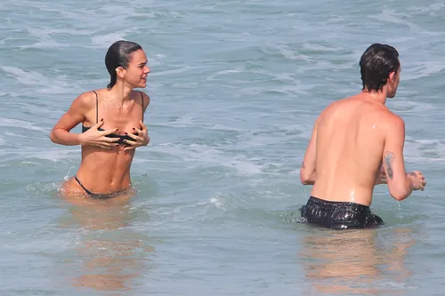 
					Bruna Marquezine e Shawn Mendes curtem praia com direito a 'mão boba'
				
				