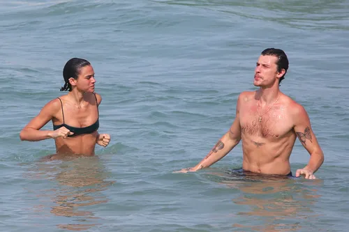 
					Bruna Marquezine e Shawn Mendes curtem praia com direito a 'mão boba'
				
				