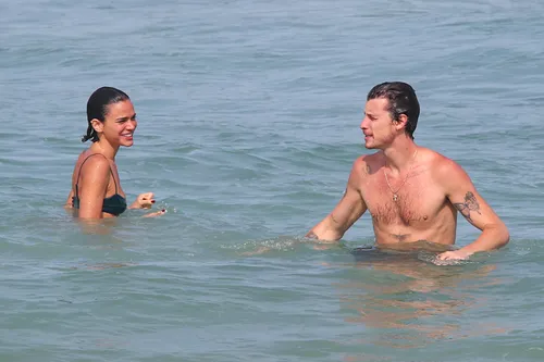 
					Bruna Marquezine e Shawn Mendes curtem praia com direito a 'mão boba'
				
				