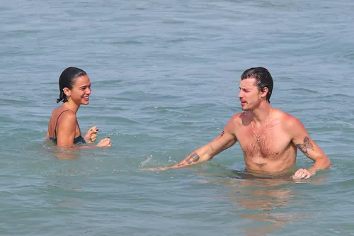 
					Bruna Marquezine e Shawn Mendes curtem praia com direito a 'mão boba'
				
				