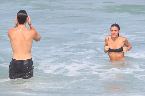 
					Bruna Marquezine e Shawn Mendes curtem praia com direito a 'mão boba'
				
				