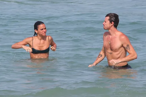 
					Bruna Marquezine e Shawn Mendes curtem praia com direito a 'mão boba'
				
				