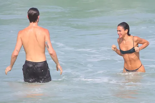 
					Bruna Marquezine e Shawn Mendes curtem praia com direito a 'mão boba'
				
				