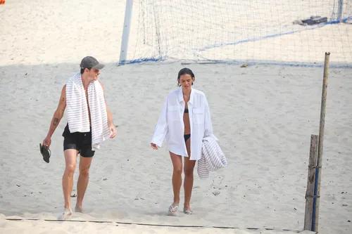 
					Bruna Marquezine e Shawn Mendes curtem praia com direito a 'mão boba'
				
				