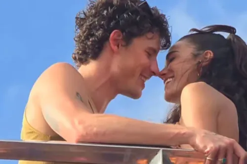 
					Bruna Marquezine e Shawn Mendes dão beijão ao som de Ivete Sangalo
				
				