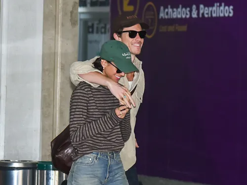 
					Shawn Mendes festeja 28 anos no Rio com Bruna Marquezine
				
				