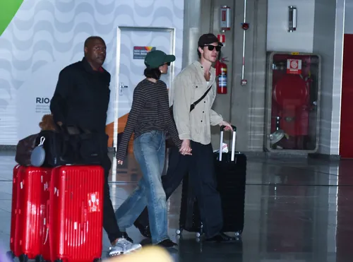 
					Bruna Marquezine e Shawn Mendes desembarcam abraçados e agitam o Rio
				
				
