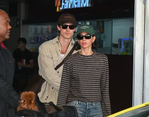 
					Bruna Marquezine e Shawn Mendes desembarcam abraçados e agitam o Rio
				
				