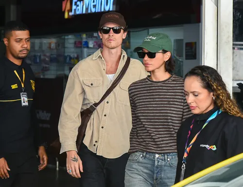 
					Bruna Marquezine e Shawn Mendes desembarcam abraçados e agitam o Rio
				
				