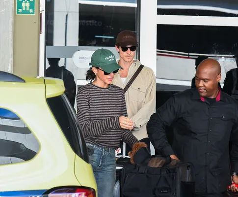 
					Bruna Marquezine e Shawn Mendes desembarcam abraçados e agitam o Rio
				
				