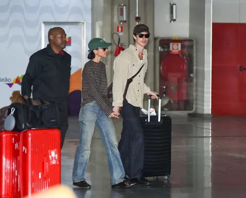 
					Bruna Marquezine e Shawn Mendes desembarcam abraçados e agitam o Rio
				
				