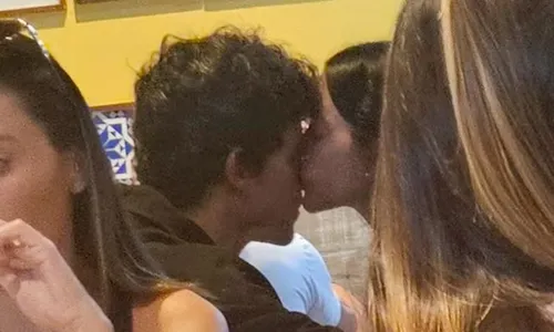 
					Bruna Marquezine e Shawn Mendes trocam beijos românticos em jantar
				
				