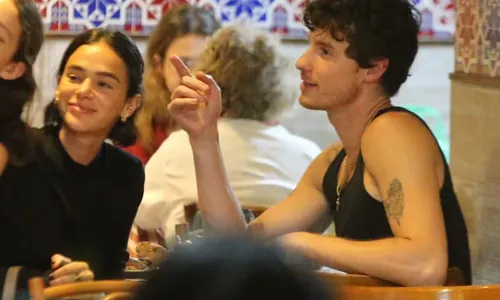 
					Bruna Marquezine e Shawn Mendes trocam beijos românticos em jantar
				
				