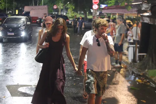 
					Bruna Marquezine exibe novo visual na praia e almoça com Sasha; FOTOS
				
				